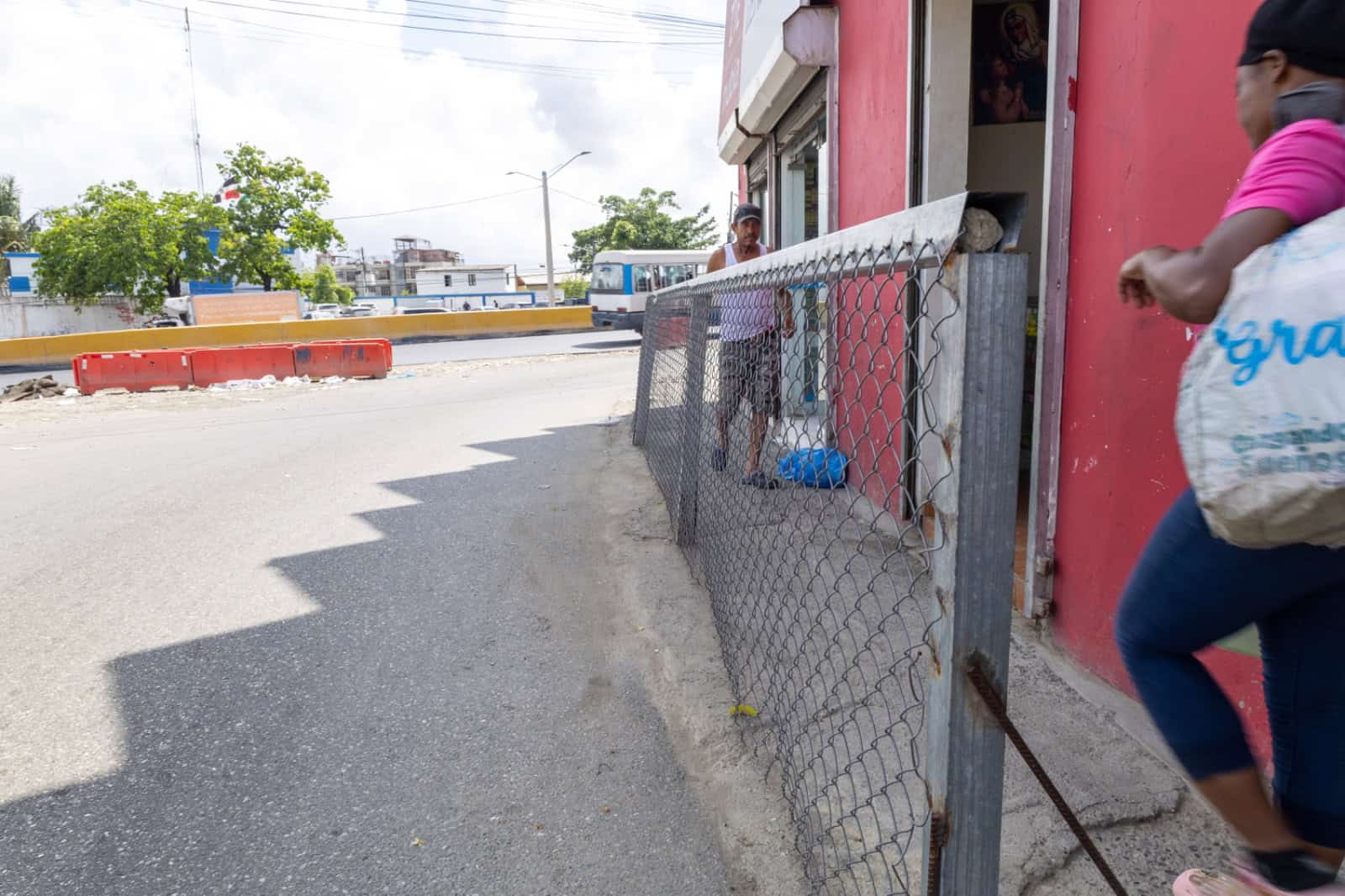 Mallas colocadas en el &aacute;rea han limitado el acceso a algunos negocios, seg&uacute;n comerciantes.