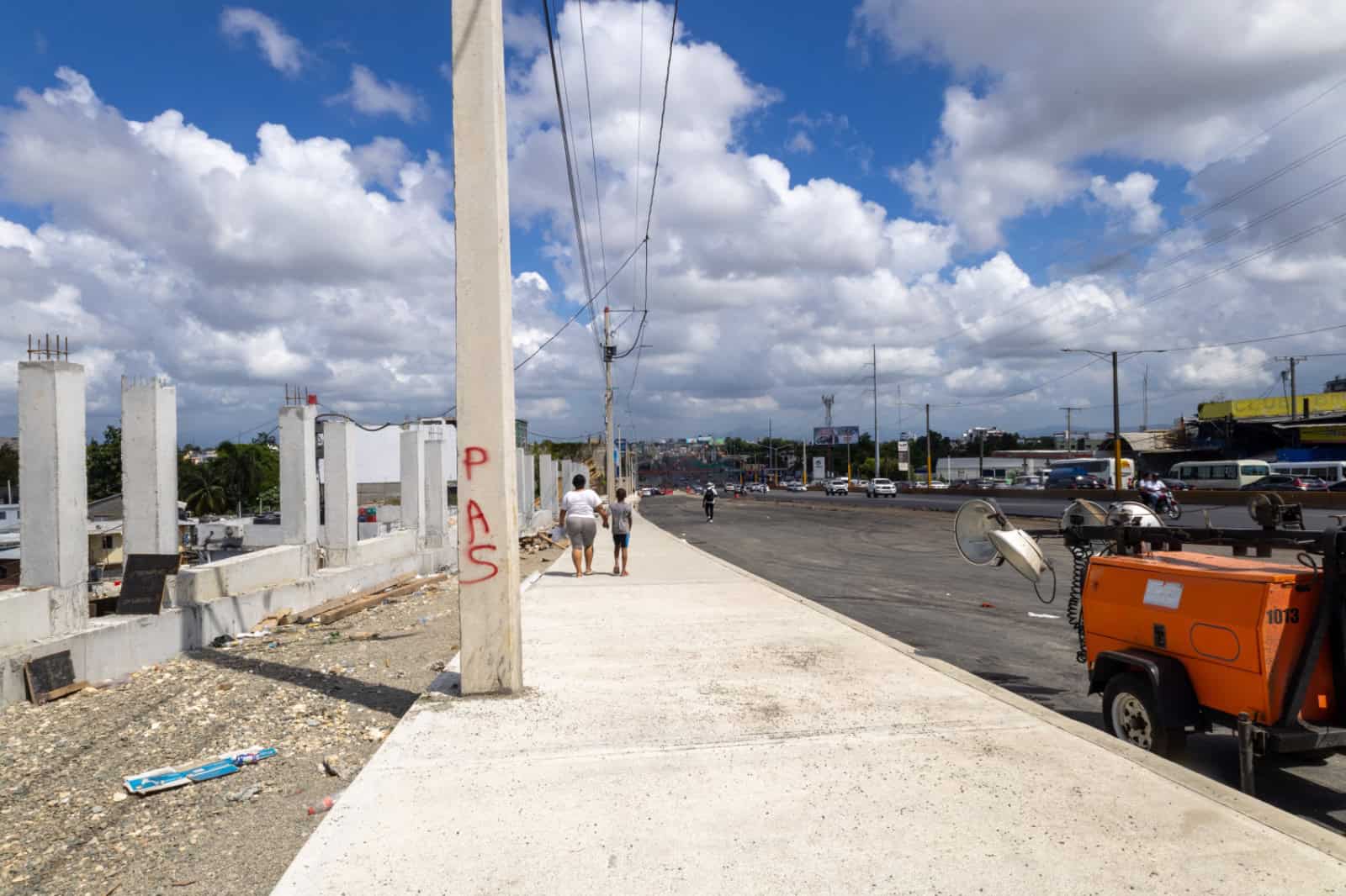 Postes el&eacute;ctricos colocados como parte de los trabajos en la zona. 