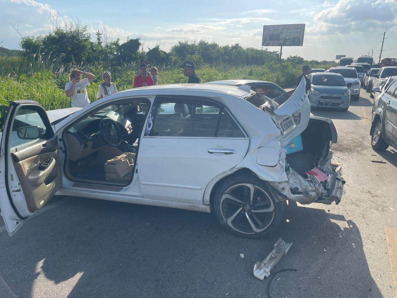 Carro involucrado en el accidente en la autopista Duarte.