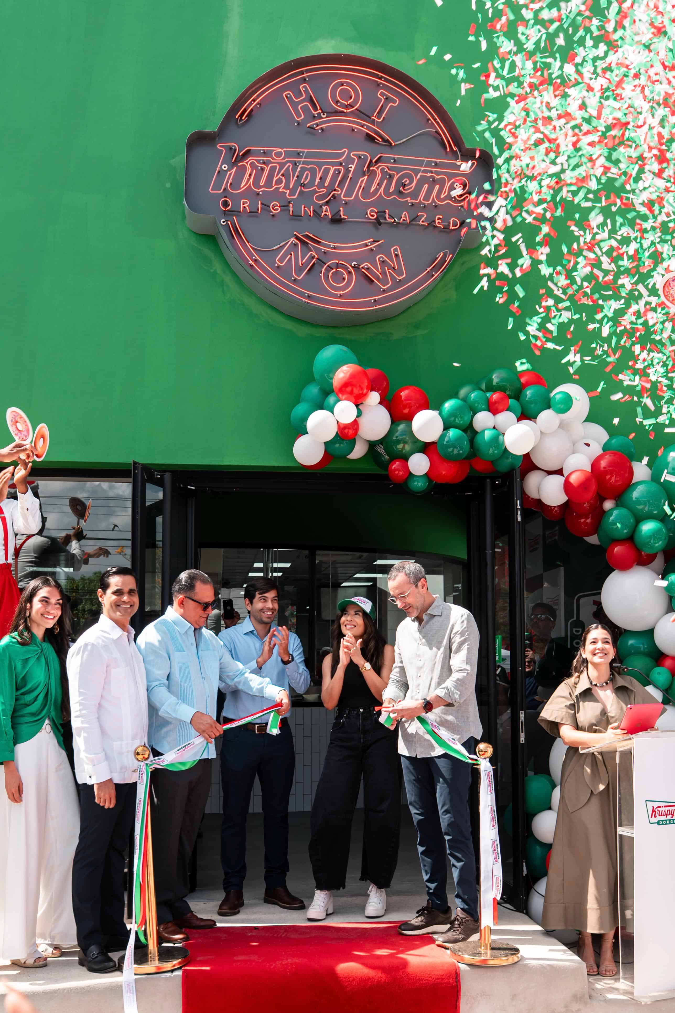 Momento en que los ejecutivos de Krispy Kreme realizan el corte de cinta.