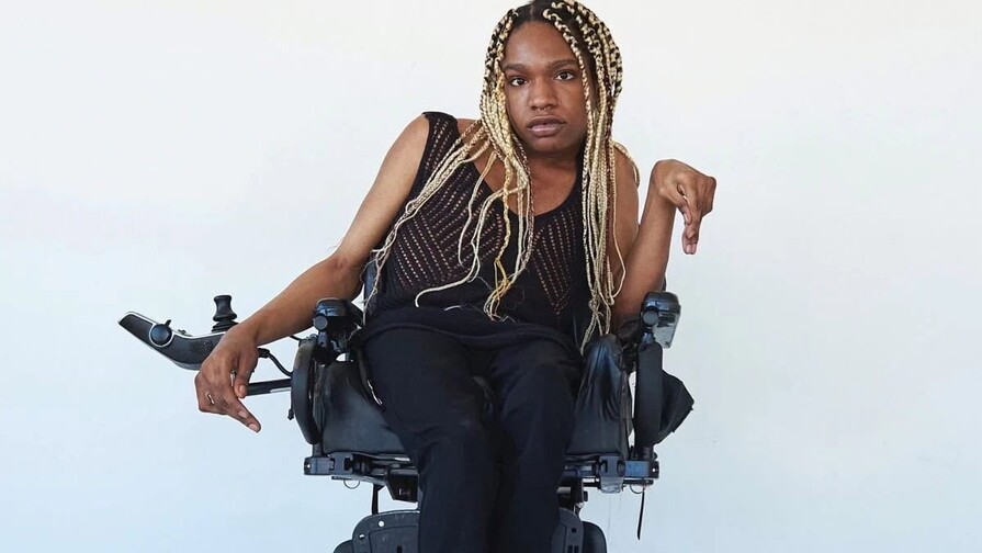 Aaron Rose Philip, modelo trans con discapacidad, hace historia en la Met Gala 2026