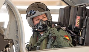 La princesa Leonor, heredera al trono de Espa&ntilde;a, vuela en un reactor de combate F-5