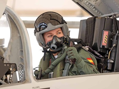 Princesa Leonor, heredera al trono de España, vuela en un reactor F-5
