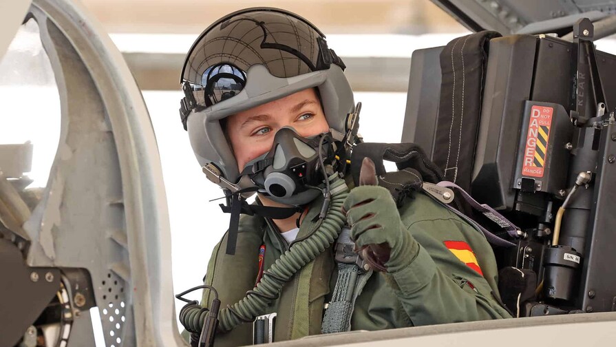 La princesa Leonor, heredera al trono de Espa&ntilde;a, vuela en un reactor de combate F-5