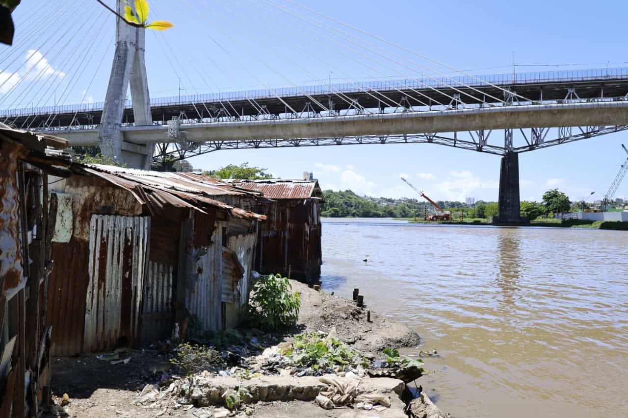 Casas ubicadas en la margen oriental del R&iacute;o Ozama.