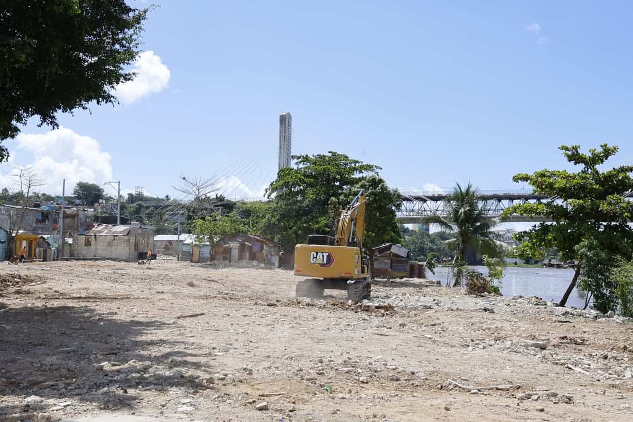 Maquinarias pesadas realizan trabajos de intervenci&oacute;n y saneamiento en el Margen Oriental del R&iacute;o Ozama, como parte del proyecto ejecutado en el sector Las Lilas, en Santo Domingo Este.