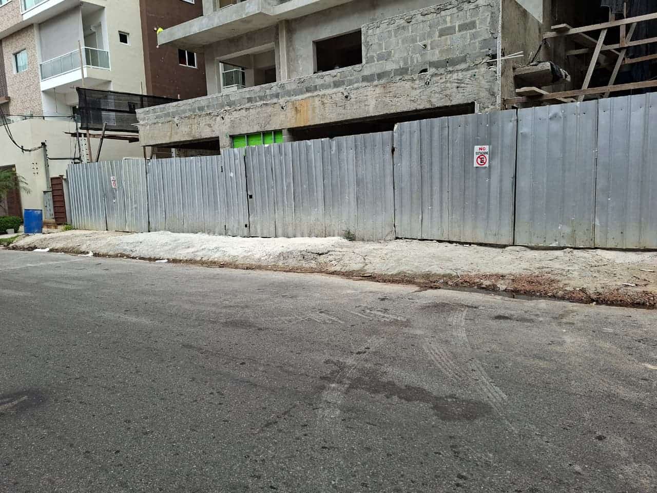 Cemento adherido a la acera en la calle Juan Isidro Ortega.
