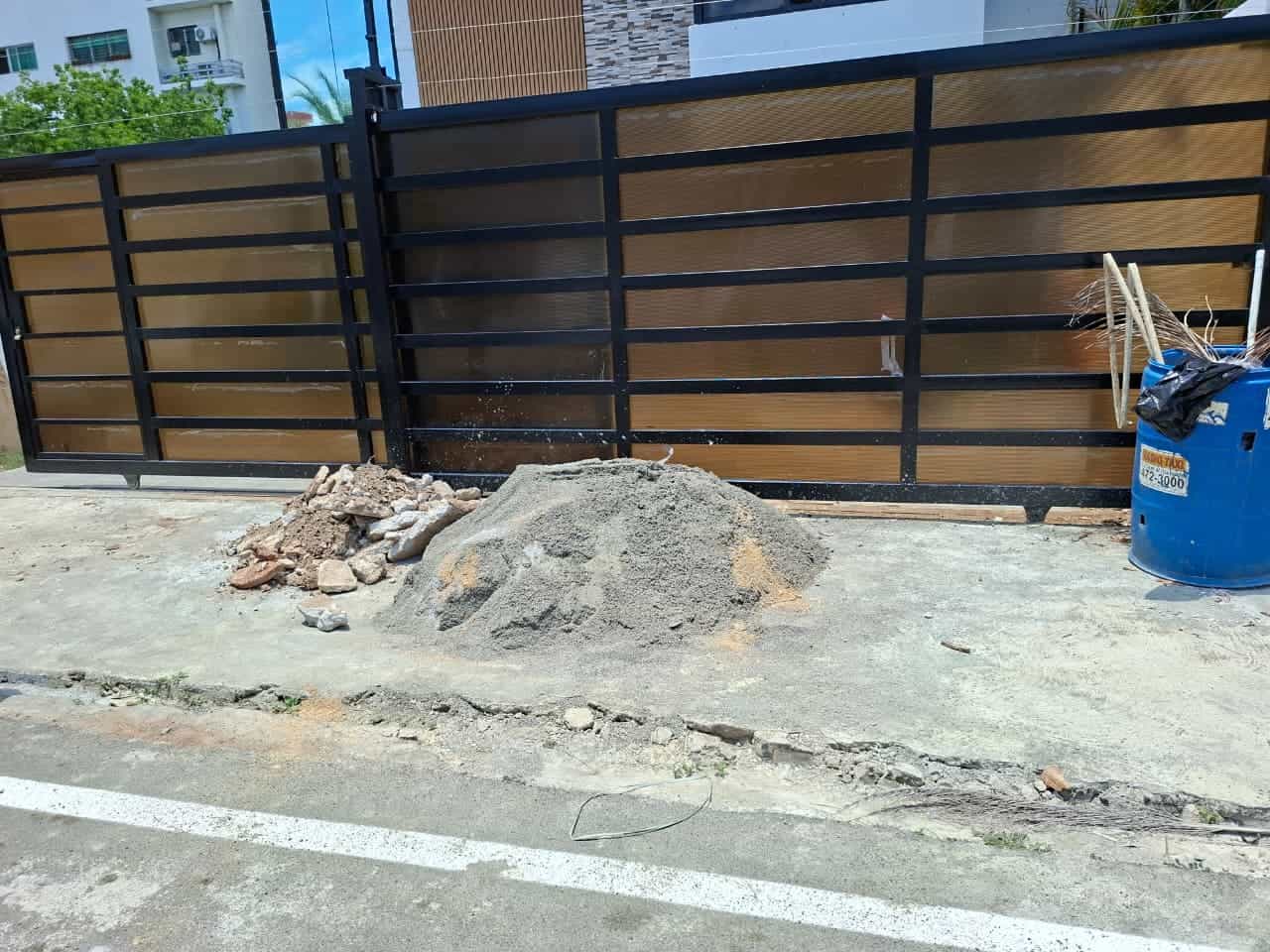 Arena en la acera inpididendo el paso de peatones, en la calle Cruzada de Amor en el Distrito Nacional.