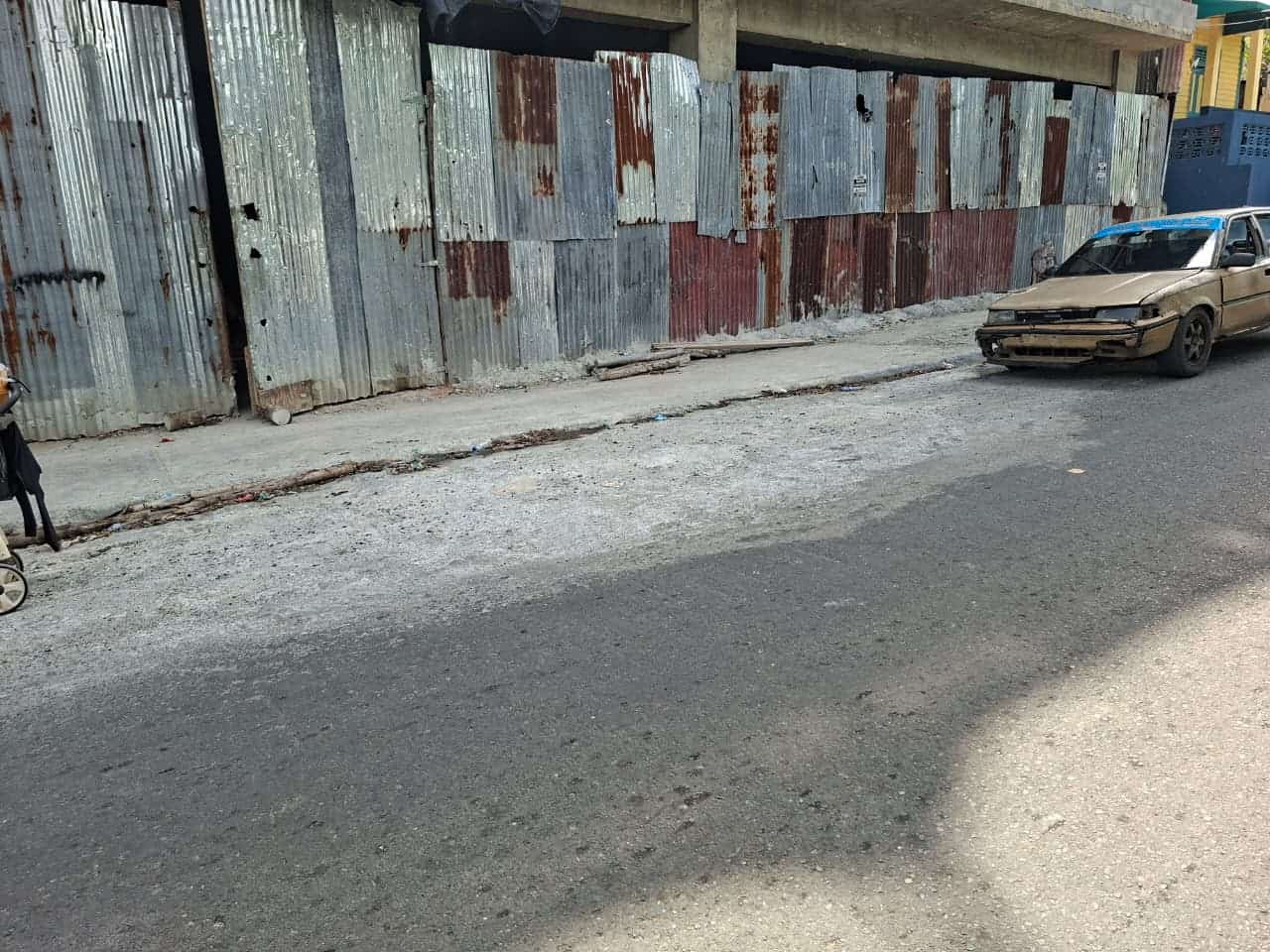 Obra en proceso en la calle Juana Saltitopa, con cemento adherido.