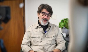 C&eacute;sar Troncoso celebra su Platino por El eternauta, que recibir&aacute; como un mimo para el alma
