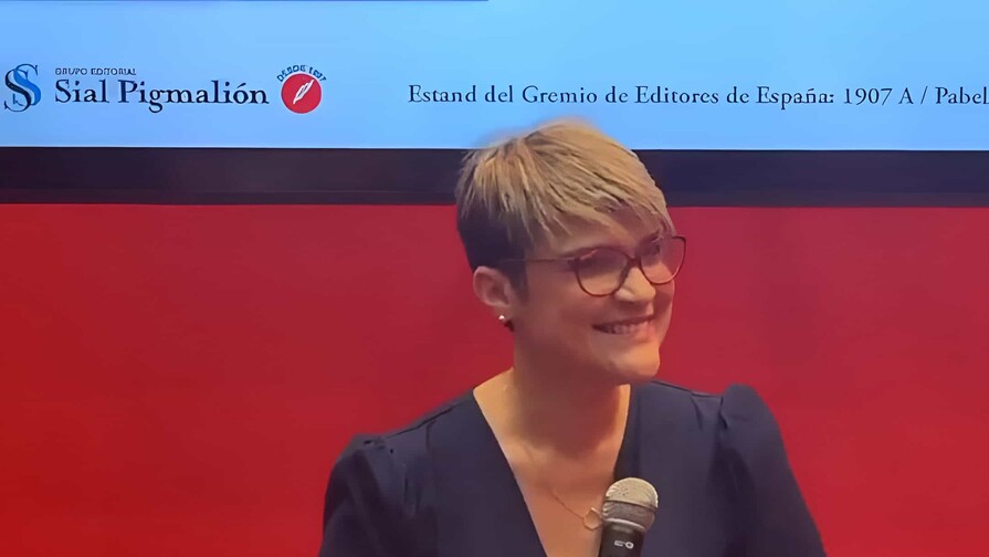 Lizamavel Collado present&oacute; su poemario Todav&iacute;a en la Feria del Libro de Bogot&aacute;
