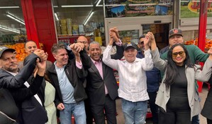 Espaillat alerta sobre recortes a cupones y Medicaid; recibe respaldo de bodegueros en Nueva York