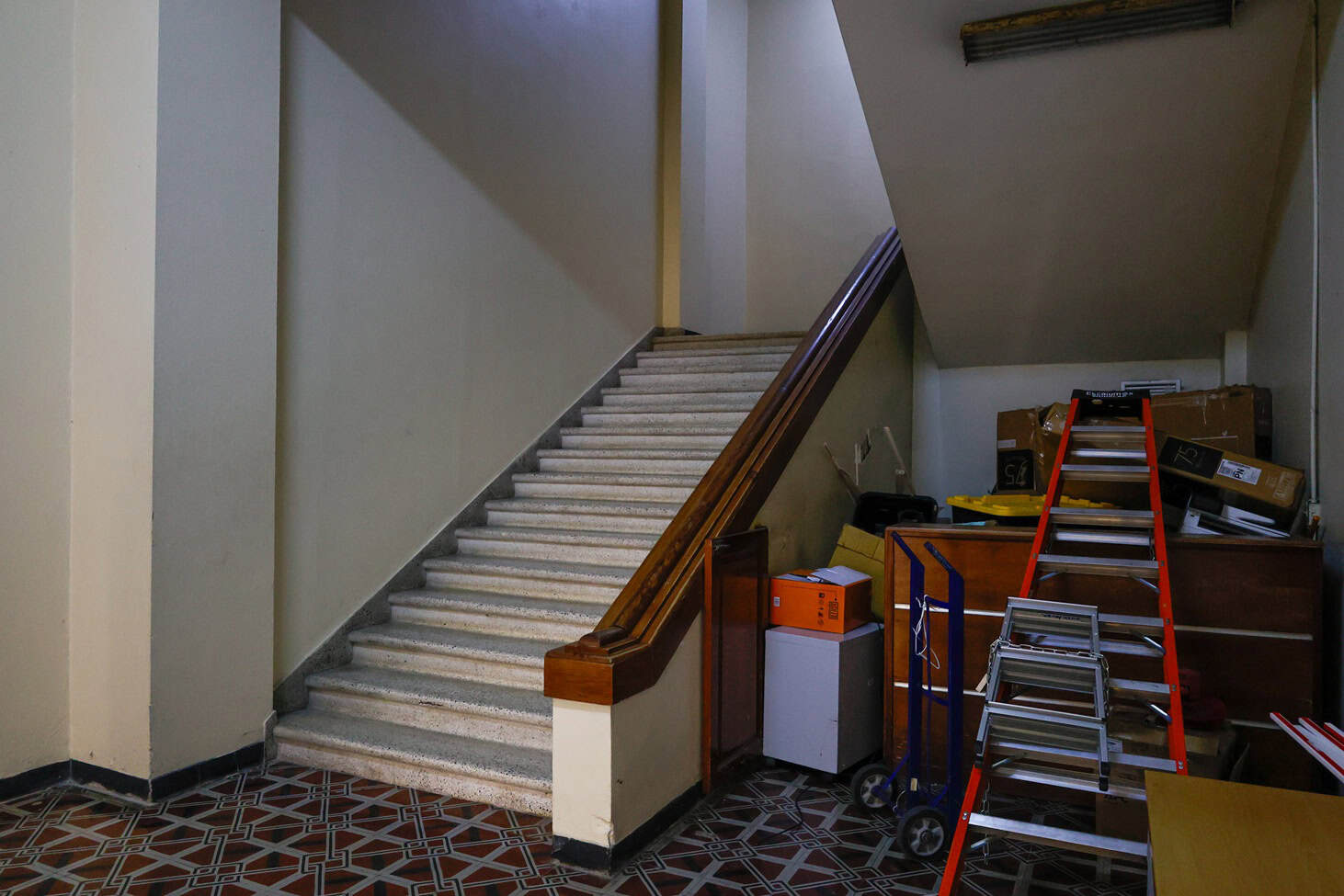 En el interior del edificio de las Cortes del Distrito Nacional casi no se ven personas, a menos que sea en la Direcci&oacute;n de Servicios Penitenciarios, la &uacute;nica instituci&oacute;n que opera en la vieja estructura.