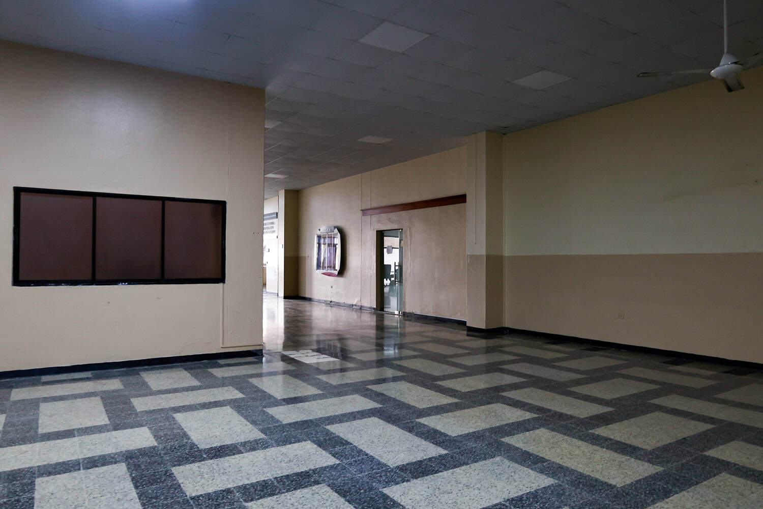En el interior del edificio de las Cortes del Distrito Nacional casi no se ven personas, a menos que sea en la Direcci&oacute;n de Servicios Penitenciarios, la &uacute;nica instituci&oacute;n que opera en la vieja estructura.