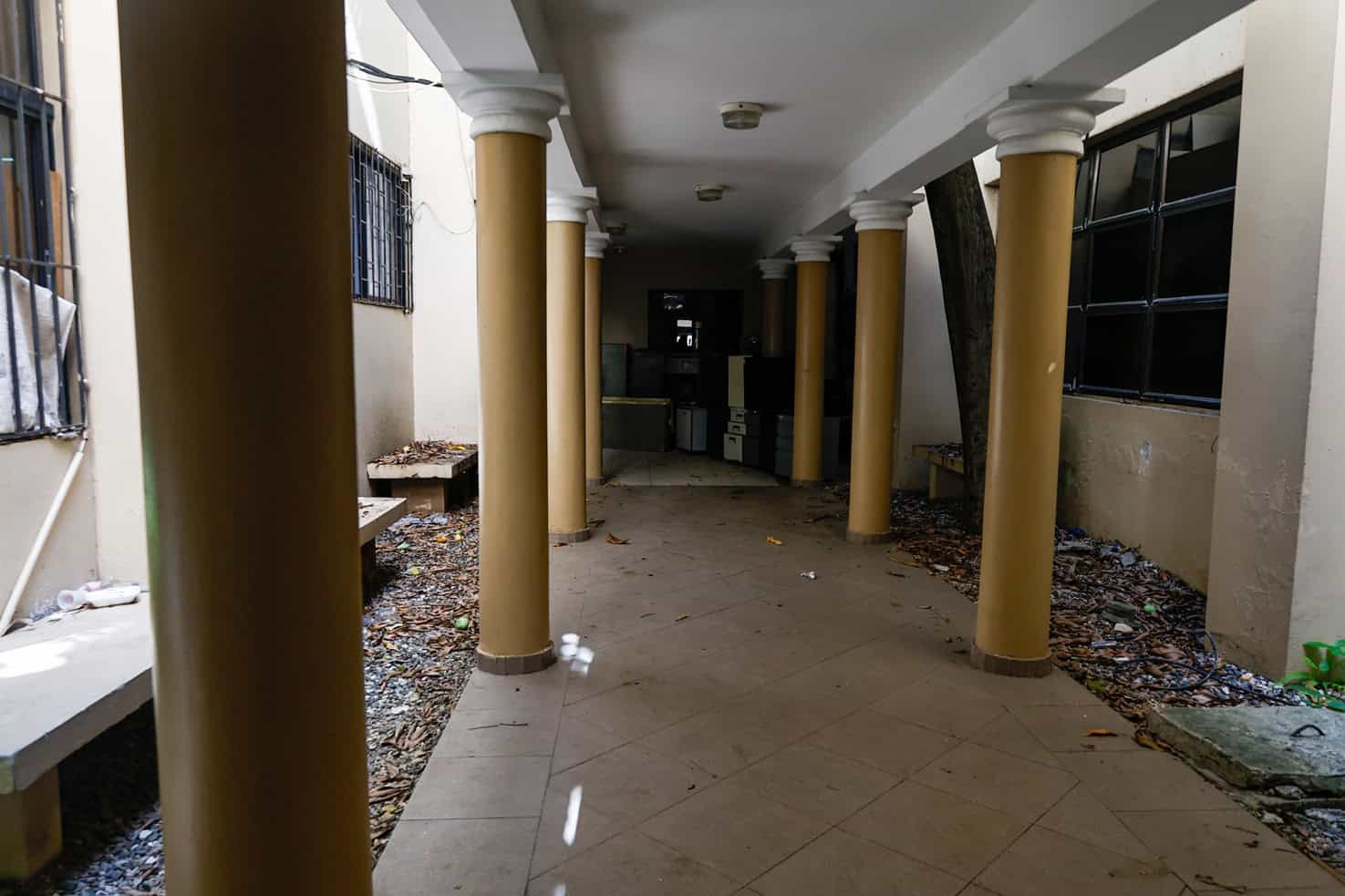 Uno de los pasillos del interior del viejo edificio de las Cortes el Distrito Nacional.