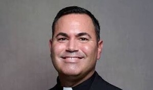 Cofundador de e.l.f. Cosmetics dejar&aacute; vida millonaria para convertirse en sacerdote cat&oacute;lico