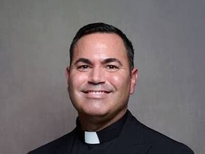 Cofundador de e.l.f. Cosmetics se convierte en sacerdote