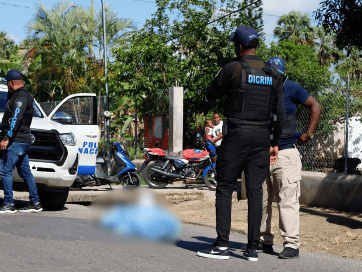 Agentes del Dicrim se presentaron al lugar donde apareci&oacute; el cuerpo del hombre en el asfalto.