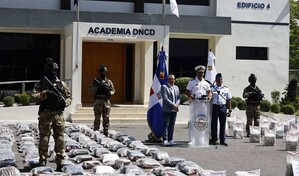 Autoridades apresan a cuatro hombres y decomisan 1,295 paquetes de droga en costas de Pedernales
