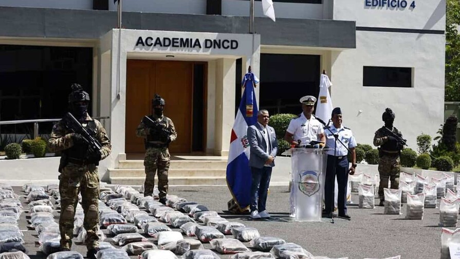 Autoridades apresan a cuatro hombres y decomisan 1,295 paquetes de droga en costas de Pedernales