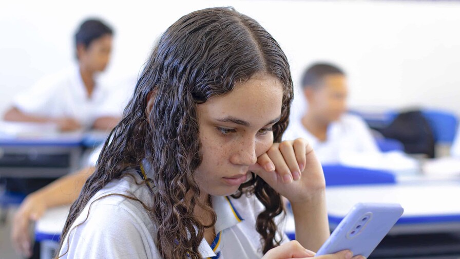 Plan para regular celulares en escuelas logra apoyo