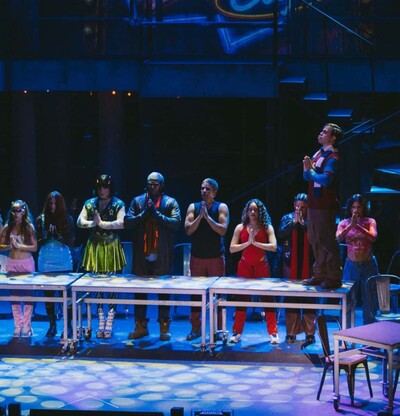 Javier Grull&oacute;n: "El musical Rent nos recuerda que la vida est&aacute; pasando ahora"