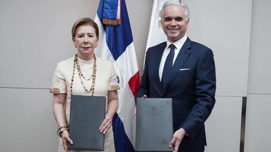 Minerd y Sur Futuro firman acuerdo para fortalecer educaci&oacute;n preuniversitaria