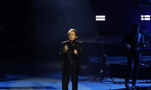 Raphael conmueve y promete volver tras una noche hist&oacute;rica