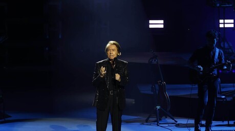 Raphael conmueve y promete volver tras noche hist&oacute;rica