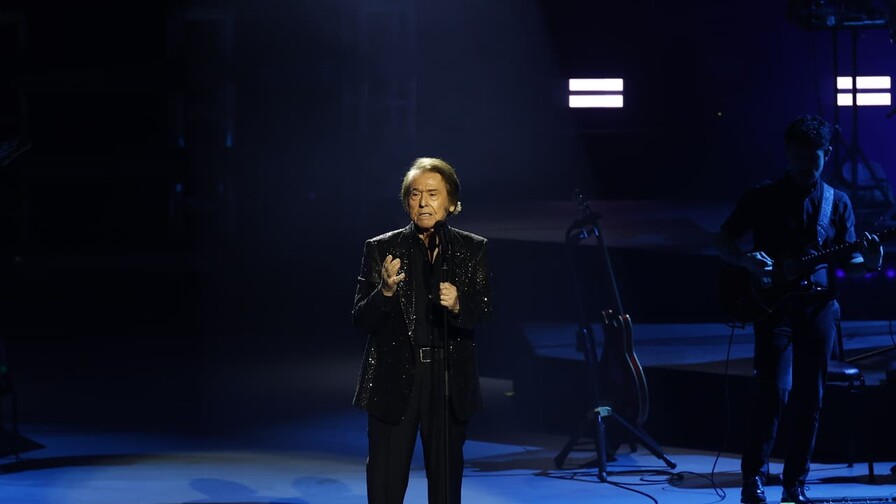 Raphael conmueve y promete volver tras noche hist&oacute;rica