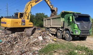 Extraen toneladas de basura de canal de riego en Santiago