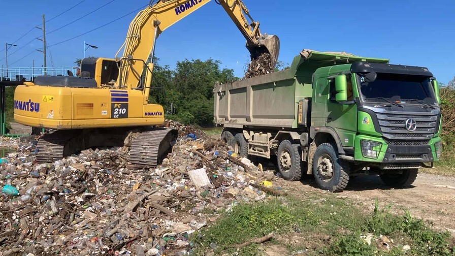 Extraen toneladas de basura de canal de riego en Santiago