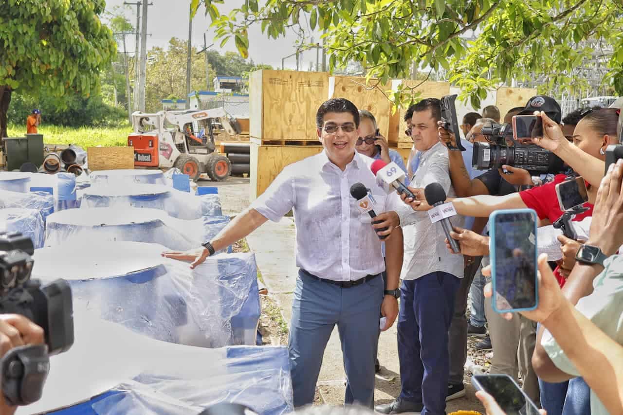El director general de la Caasd muestra los nuevos equipos.