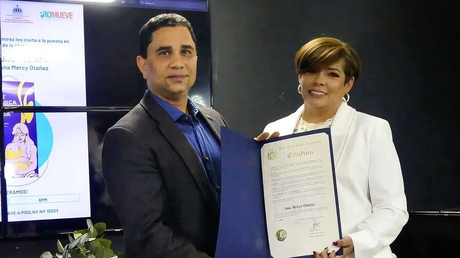 Ana Mercy Ot&aacute;&ntilde;ez presenta en Nueva York su libro "Una luz que nunca se apaga"