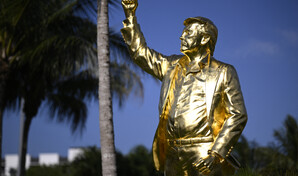 Inauguran una estatua dorada de Trump de 4.5 metros de alto en su club de golf en Florida