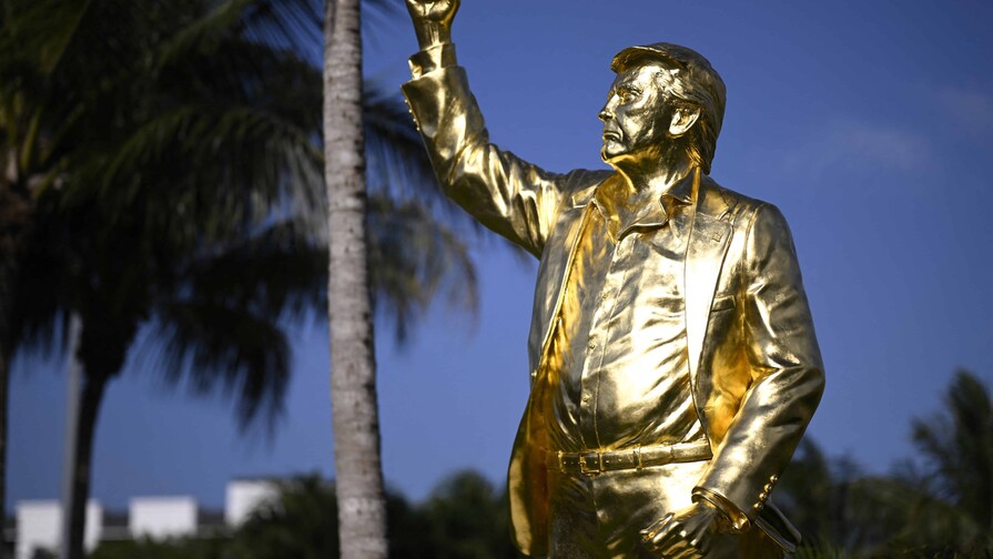 Inauguran una estatua dorada de Trump de 4.5 metros de alto en su club de golf en Florida