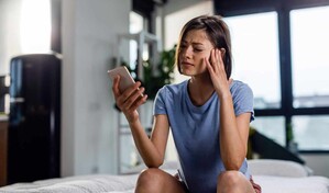 Doomscrolling: c&oacute;mo el consumo constante de noticias negativas afecta la salud mental