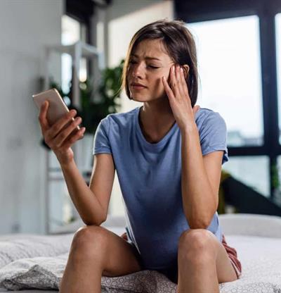 Doomscrolling: c&oacute;mo el consumo constante de noticias negativas afecta la salud mental