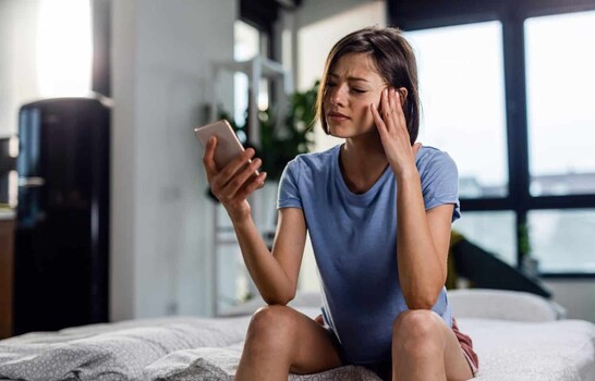 Doomscrolling: c&oacute;mo el consumo constante de noticias negativas afecta la salud mental