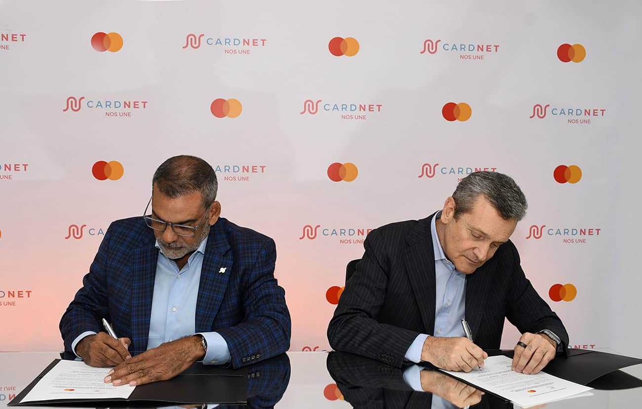 Firma de la alianza Luis Bencosme, presidente ejecutivo de CardNET y Andrea Scerch, presidente de Mastercard para Latinoam&eacute;rica y El Caribe.