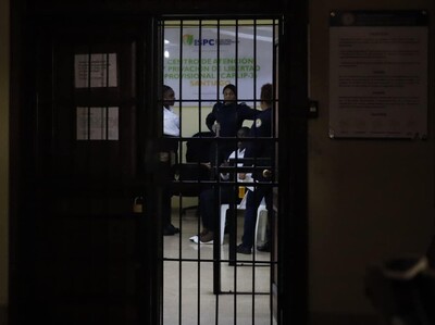 Hacinamiento afecta carcelita del Palacio de Justicia de Santiago