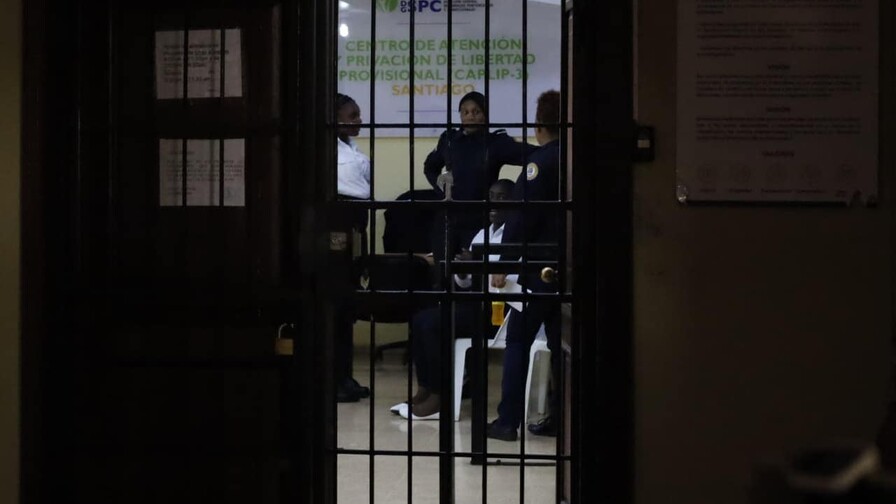 Denuncian hacinamiento y condiciones insalubres en carcelita del Palacio de Justicia de Santiago