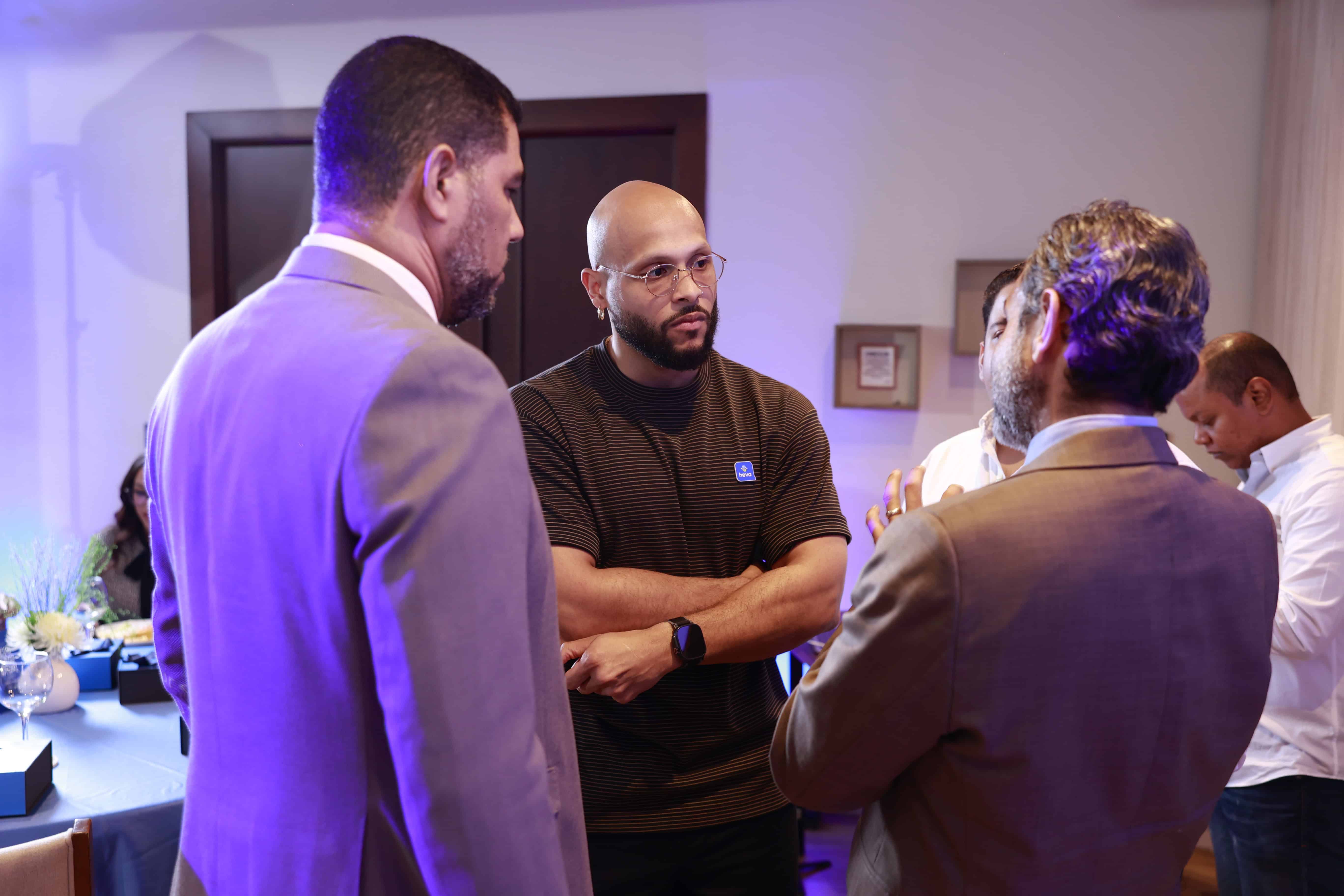 Hector Terrero conversando con invitados.