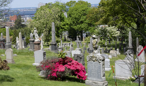 Tequila y &oacute;pera en espa&ntilde;ol reviven a Frida Kahlo y Diego Rivera en cementerio de Brooklyn