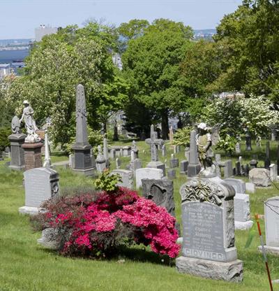 Tequila y &oacute;pera en espa&ntilde;ol reviven a Frida Kahlo y Diego Rivera en cementerio de Brooklyn