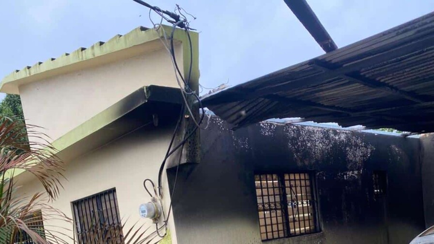 Encapuchado incendia una vivienda con familia dentro en una comunidad de La Vega