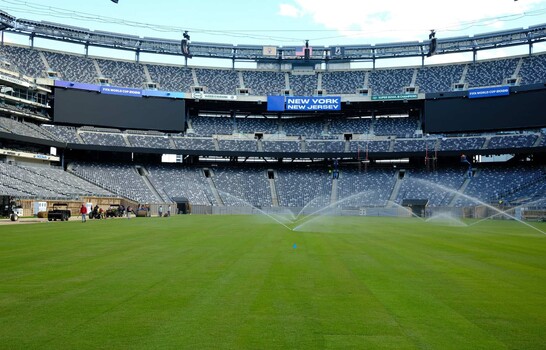 Instalan el c&eacute;sped del estadio de la final del Mundial