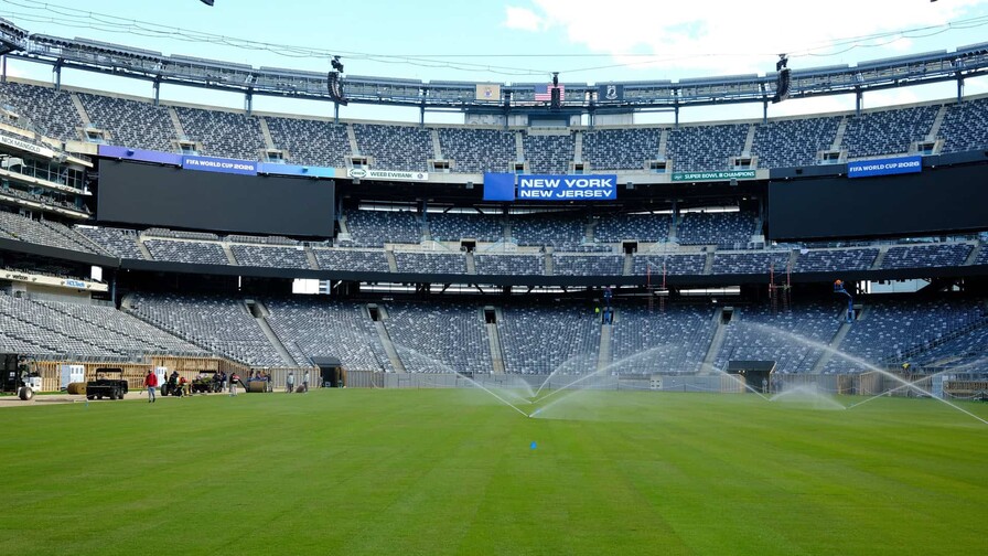 Instalan el c&eacute;sped del estadio de la final del Mundial