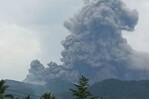 Tres excursionistas mueren en la erupci&oacute;n de un volc&aacute;n en Indonesia