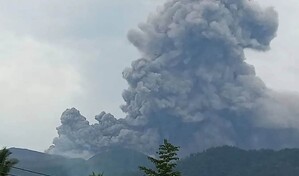 Tres excursionistas mueren en la erupci&oacute;n de un volc&aacute;n en Indonesia